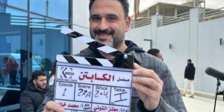 النجم أكرم حسني في مهمة صعبة.. «الكابتن» بين الكوميديا والدراما