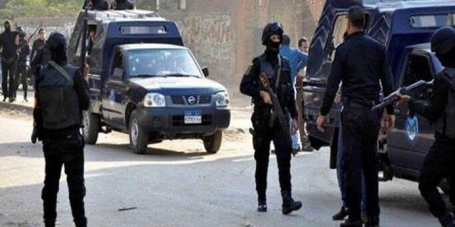 القبض على عاطلين لاحتجازهما شخصًا داخل شقة والاستيلاء على أمواله