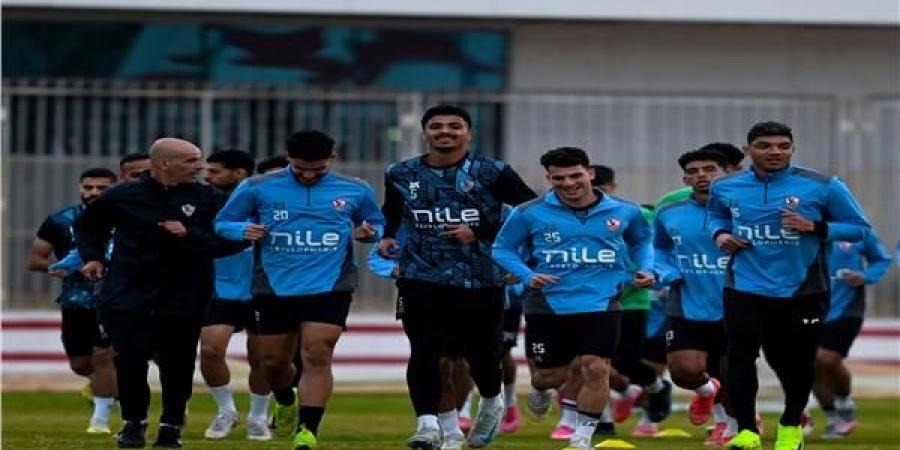 لاعبو الزمالك يحتفلون بعيد ميلاد حارس الفريق