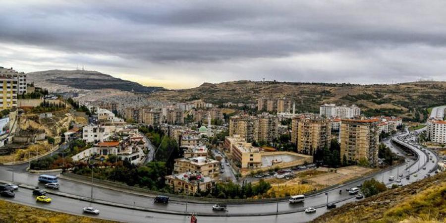 الجو غائم جزئياً وفرصة لهطل الأمطار بعدة مناطق