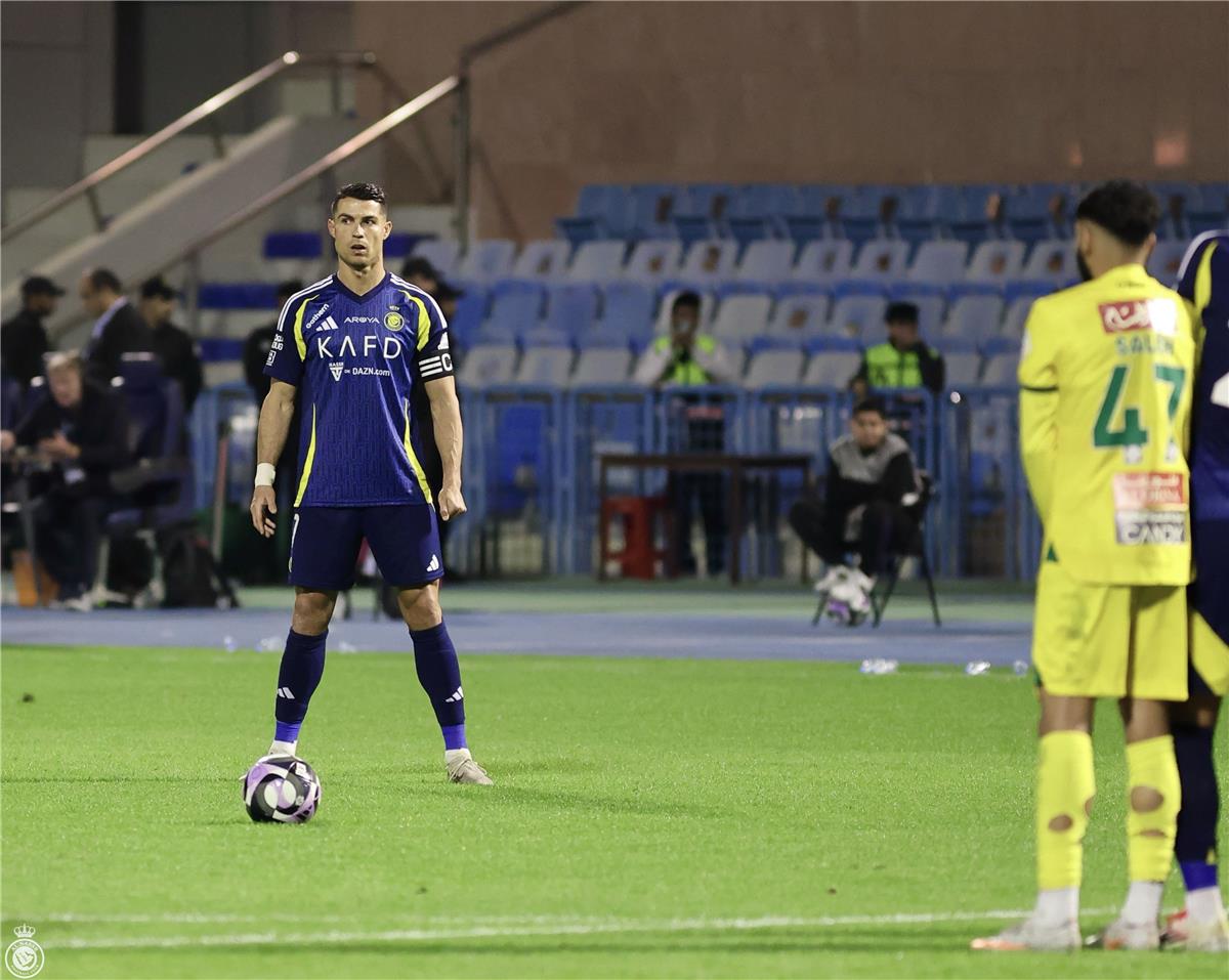 رونالدو يقود النصر لفوز مثير على الخليج بثلاثية في الدوري السعودي